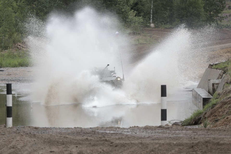 Десантники из семи стран вышли на гонки преследования