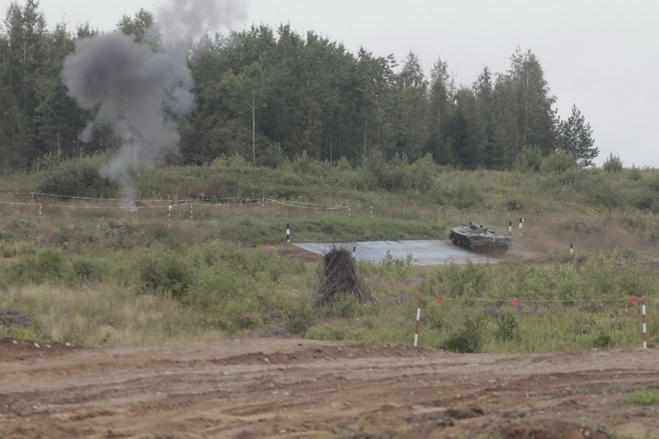 Десантники из семи стран вышли на гонки преследования