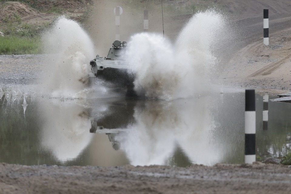 Десантники из семи стран вышли на гонки преследования
