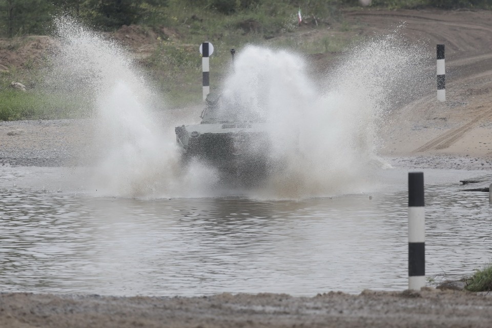 Десантники из семи стран вышли на гонки преследования