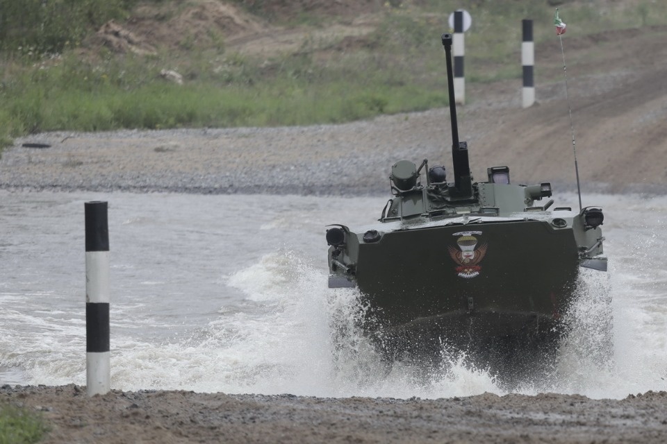 Десантники из семи стран вышли на гонки преследования