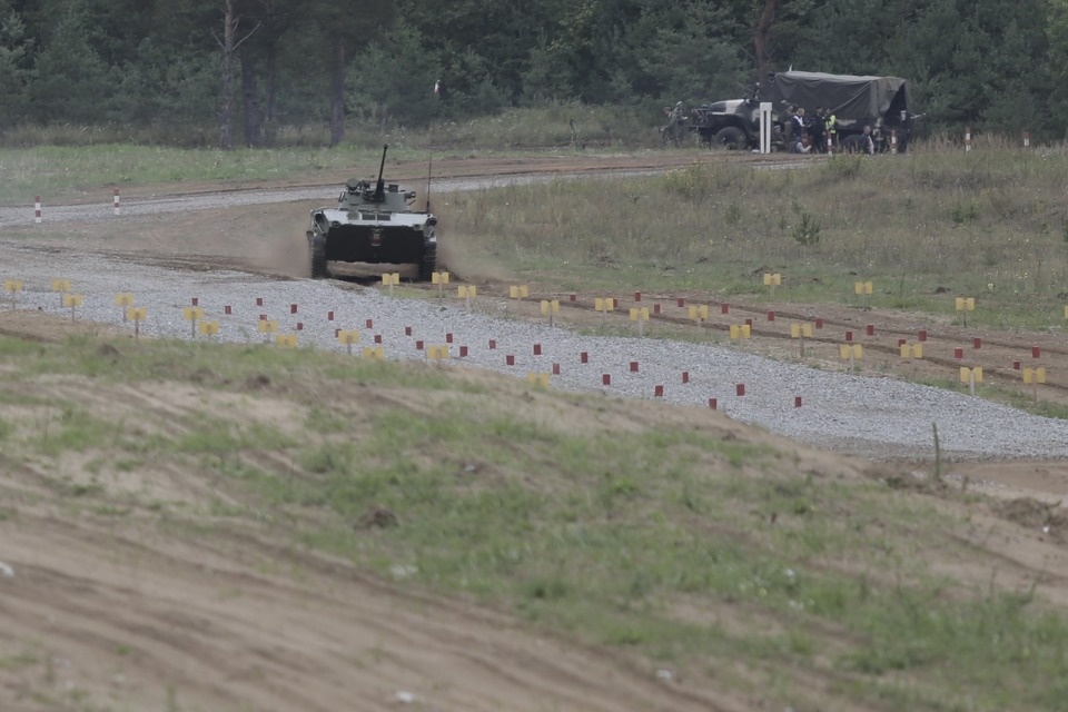 Десантники из семи стран вышли на гонки преследования