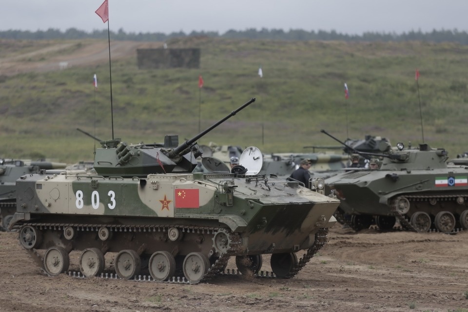 Десантники из семи стран вышли на гонки преследования