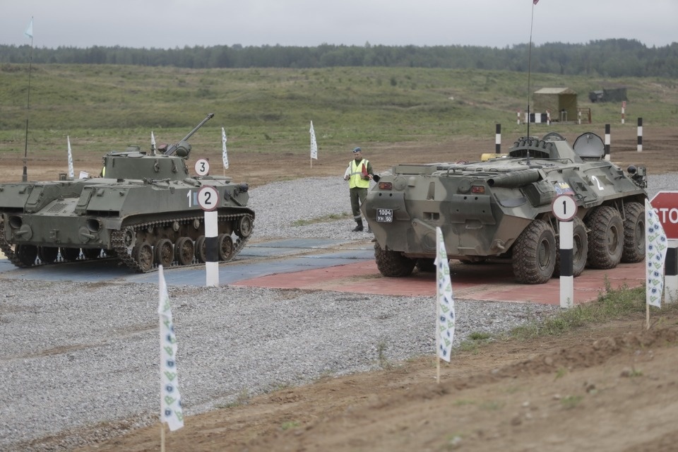Десантники из семи стран вышли на гонки преследования