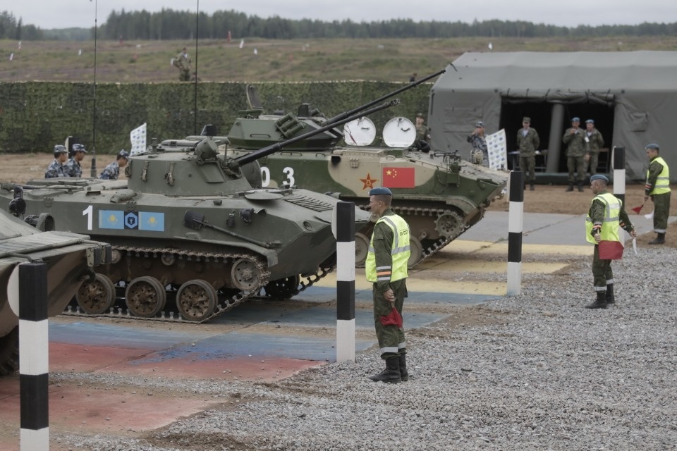 Десантники из семи стран вышли на гонки преследования