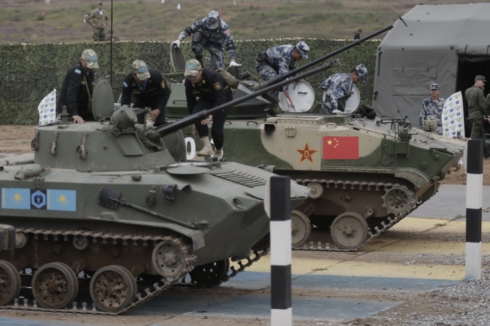 Десантники из семи стран вышли на гонки преследования