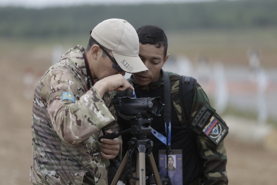 Десантники из семи стран вышли на гонки преследования