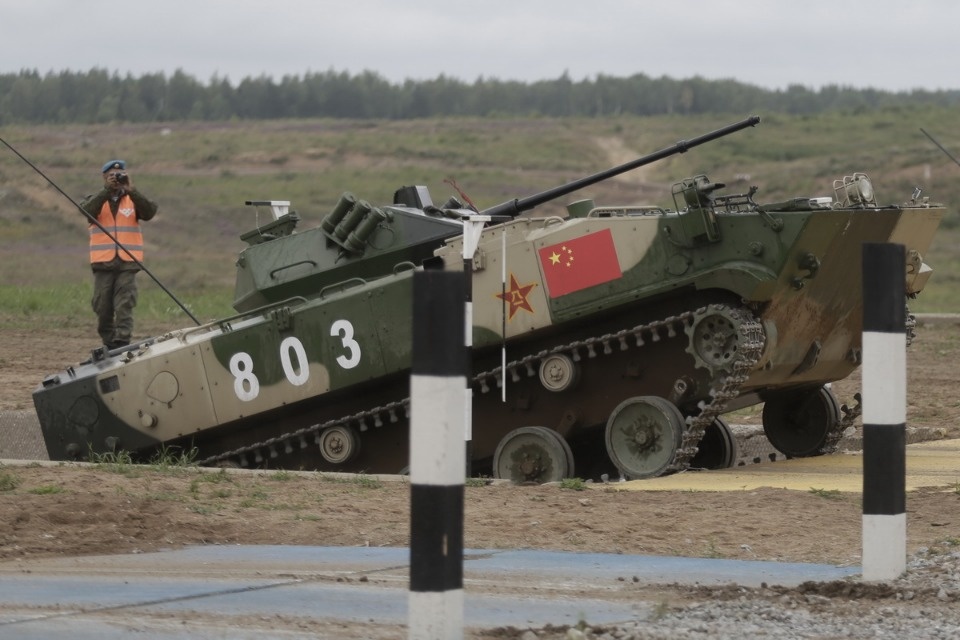 Десантники из семи стран вышли на гонки преследования