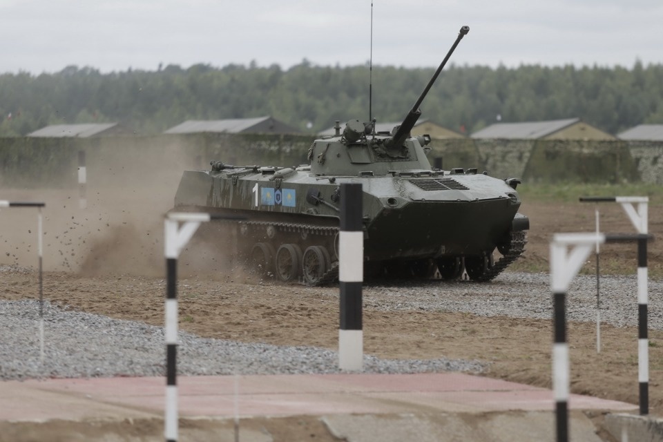 Десантники из семи стран вышли на гонки преследования