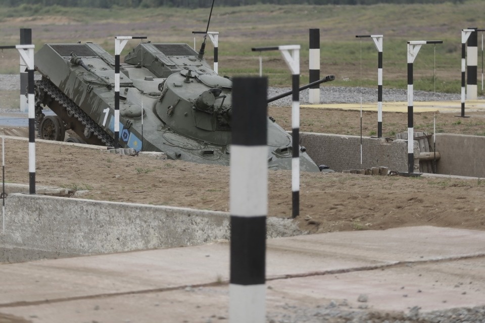 Десантники из семи стран вышли на гонки преследования