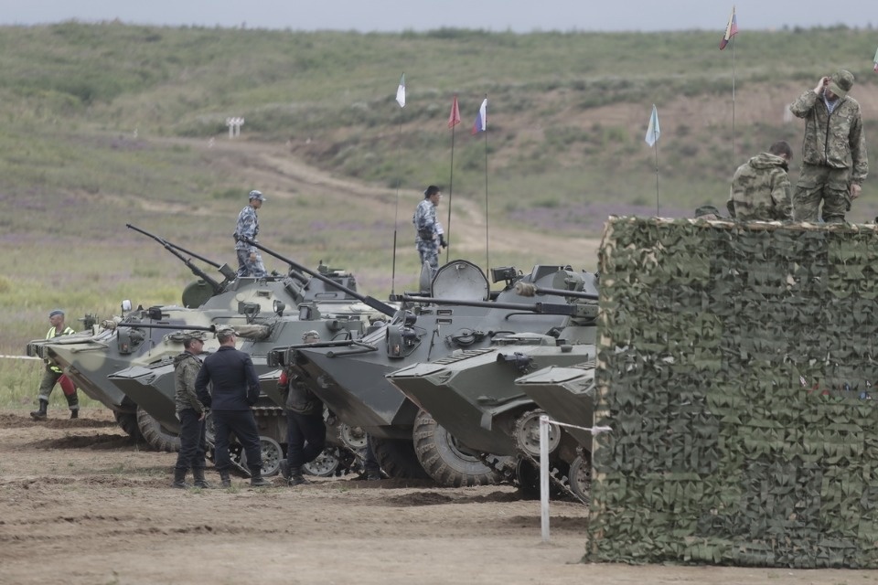 Десантники из семи стран вышли на гонки преследования