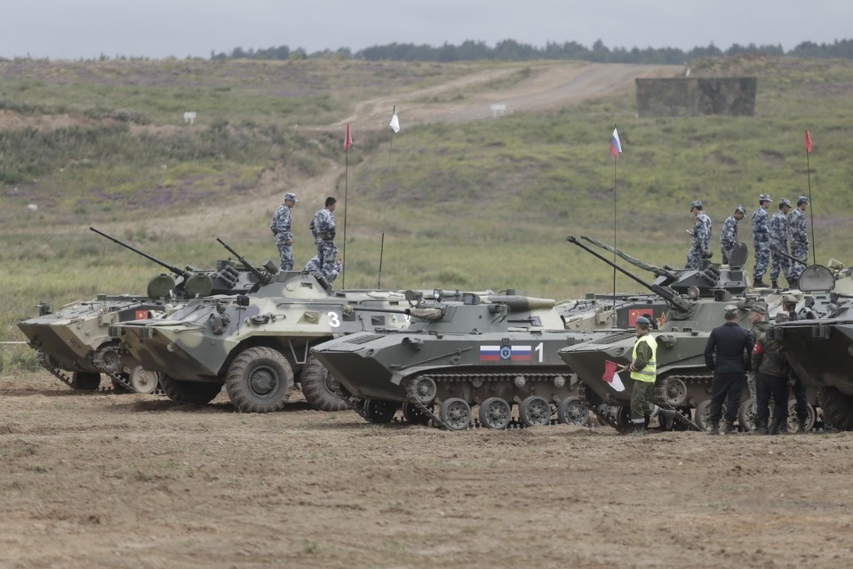 Десантники из семи стран вышли на гонки преследования