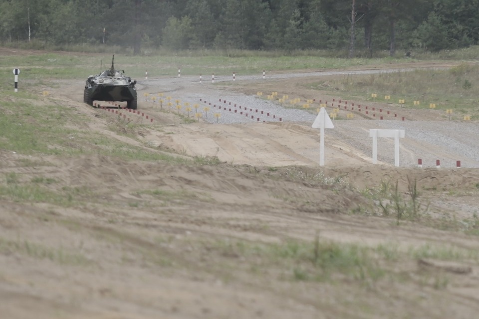 Десантники из семи стран вышли на гонки преследования