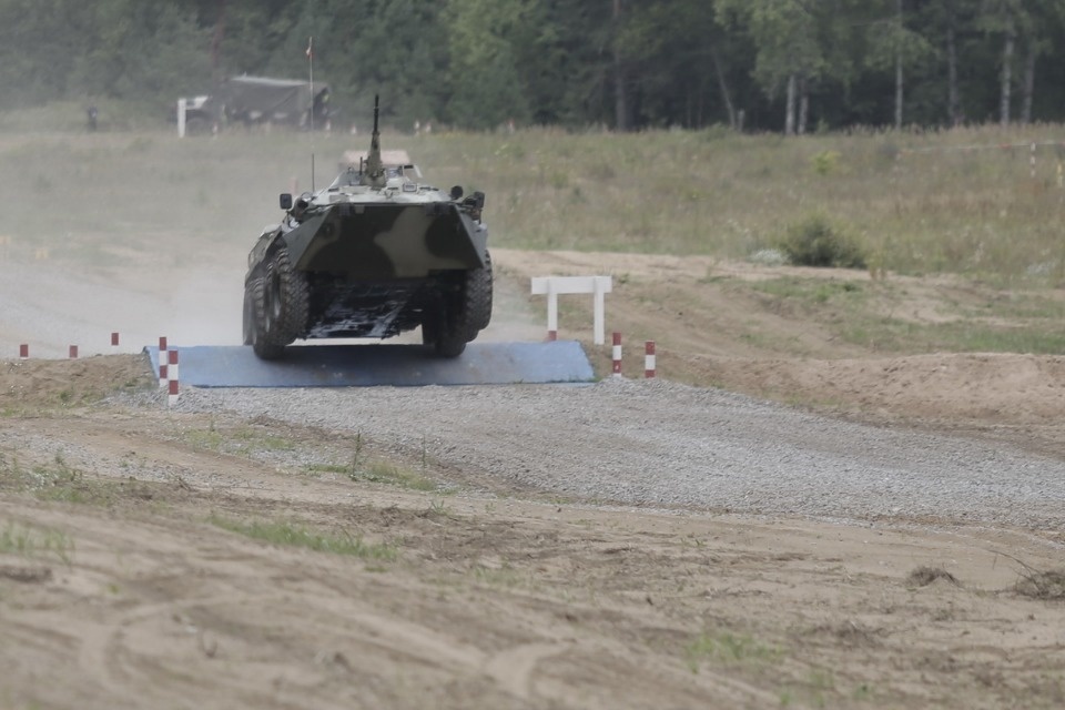 Десантники из семи стран вышли на гонки преследования