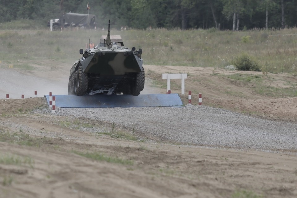 Десантники из семи стран вышли на гонки преследования