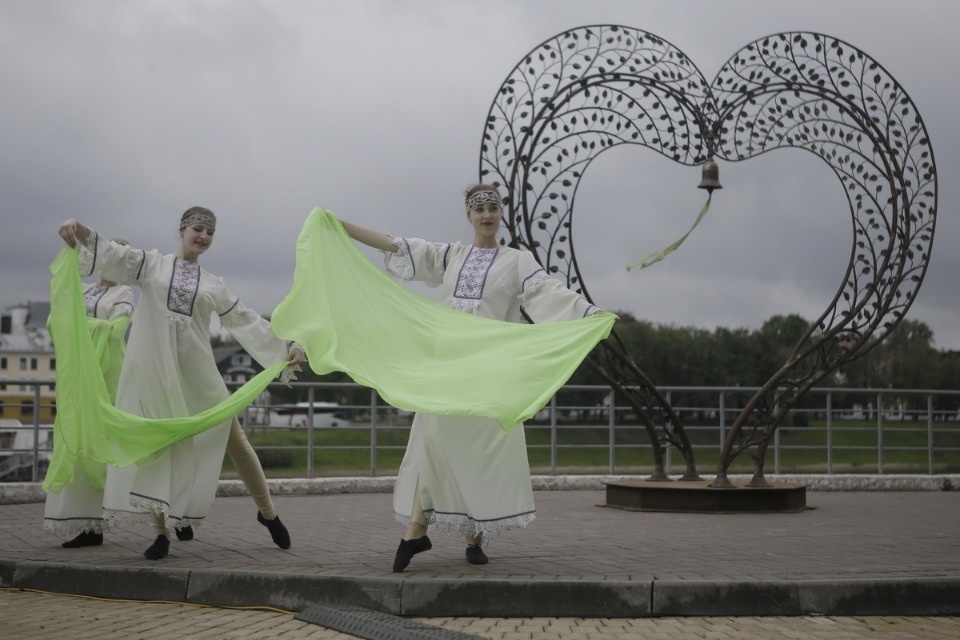 В Пскове появилось «Семейное древо сердец» В Пскове появилось «Семейное древо сердец»