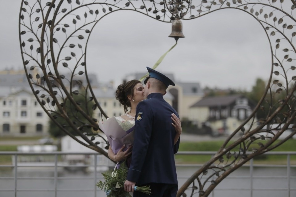 Фоторепортаж с открытия «Семейного древа сердец» опубликовала «Псковская правда»