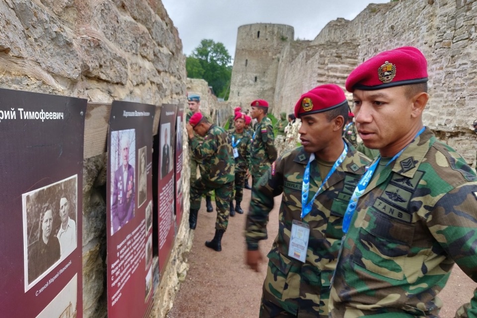 Десантников из Ирана и Венесуэлы впечатлила красота Словенских ключей в Изборске (ФОТО)