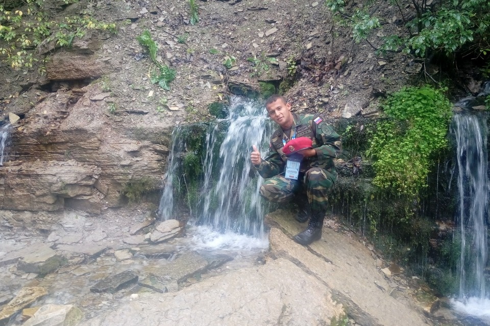 Десантников из Ирана и Венесуэлы впечатлила красота Словенских ключей в Изборске (ФОТО)