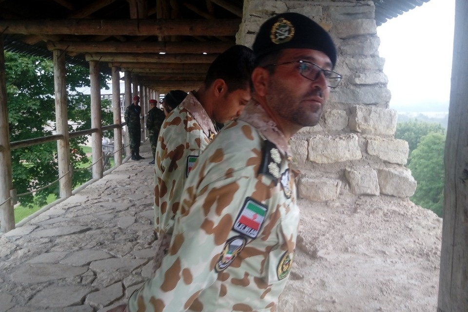 Десантников из Ирана и Венесуэлы впечатлила красота Словенских ключей в Изборске (ФОТО)