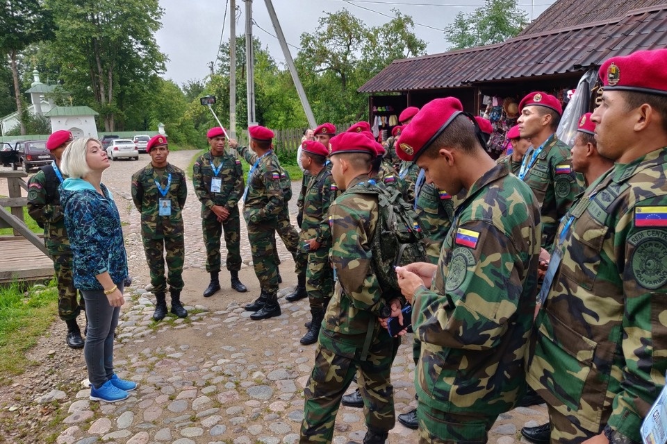 Десантников из Ирана и Венесуэлы впечатлила красота Словенских ключей в Изборске (ФОТО)