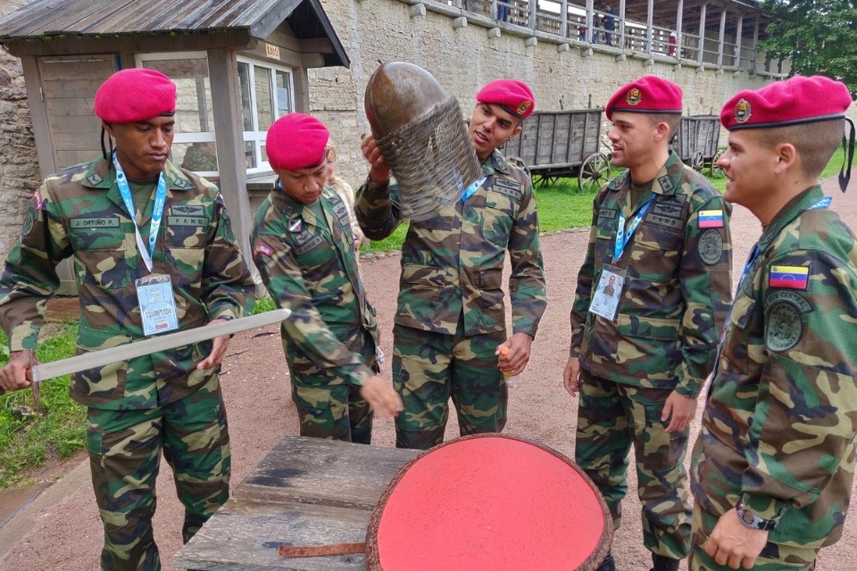 Десантников из Ирана и Венесуэлы впечатлила красота Словенских ключей в Изборске (ФОТО)