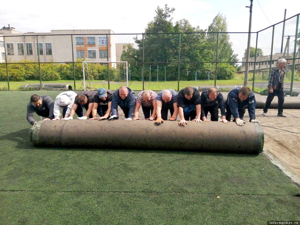 В Пустошку привезли новый искусственный газон для мини-футбольной площадки