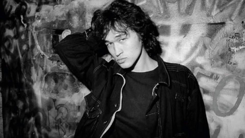 Кумира миллионов Виктора Цоя сегодня вспоминают в Пскове в библиотеке на Конной