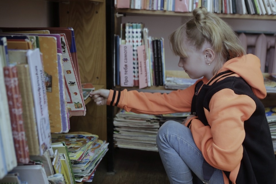 По библиотеке с QR-кодом