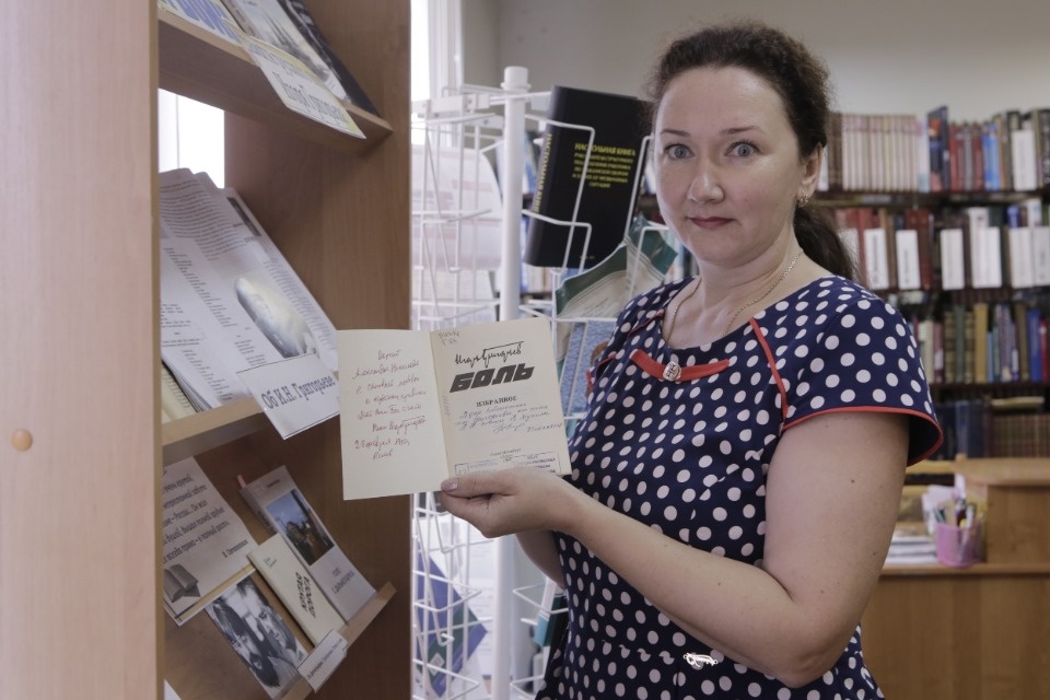 По библиотеке с QR-кодом