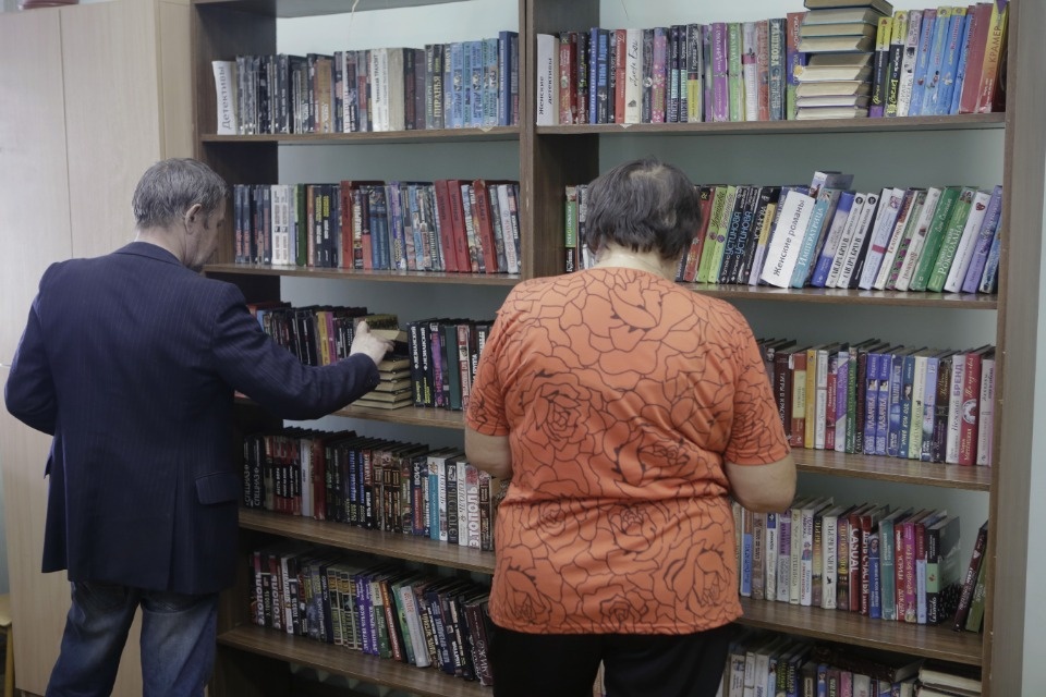 По библиотеке с QR-кодом