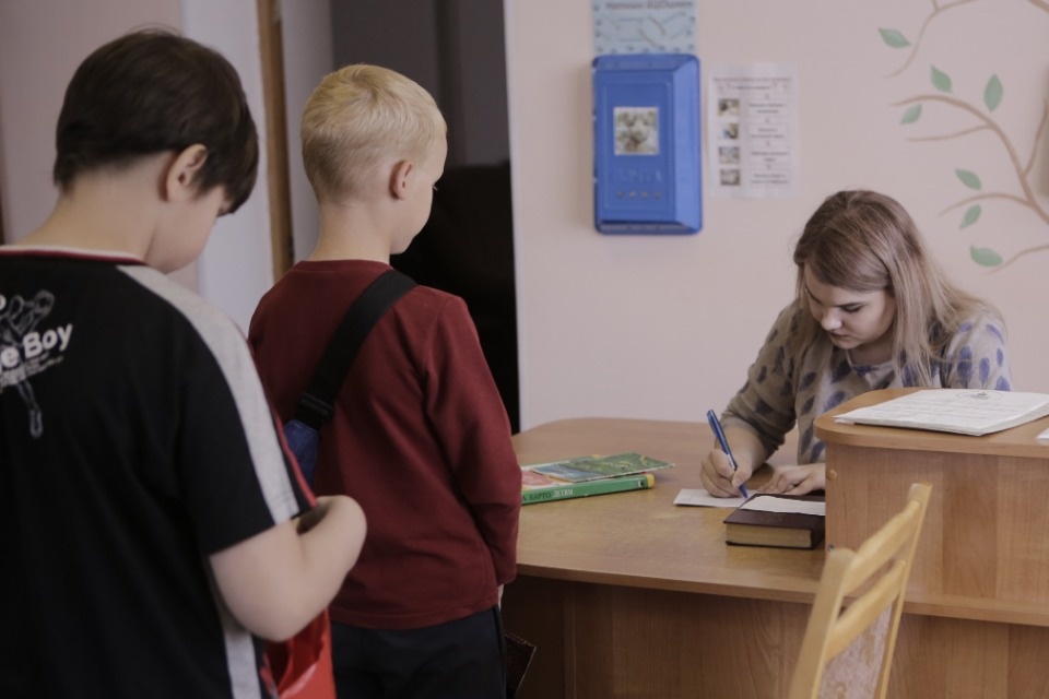 По библиотеке с QR-кодом