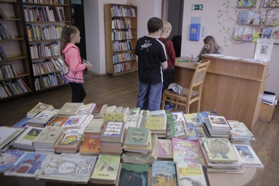 По библиотеке с QR-кодом