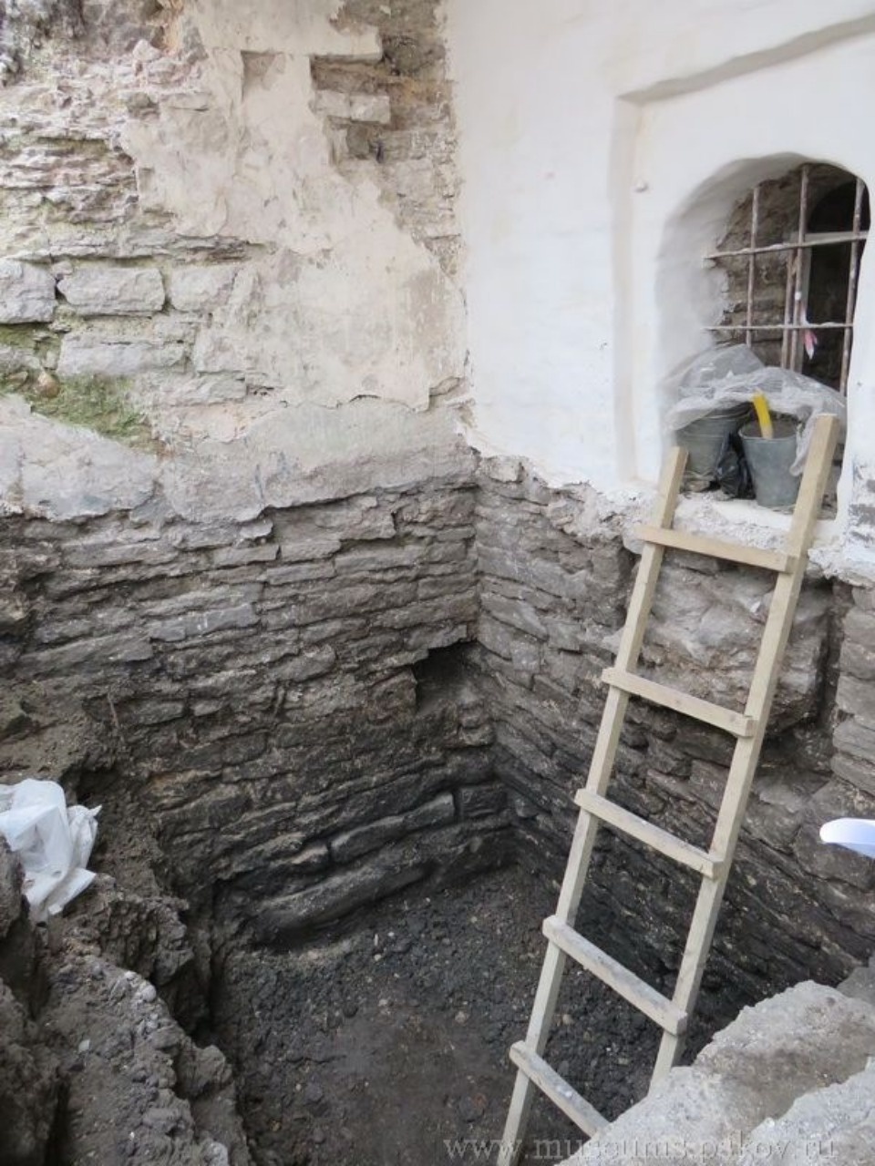 Древний холодильник обнаружили во время раскопок двора Поганкиных палат в Пскове