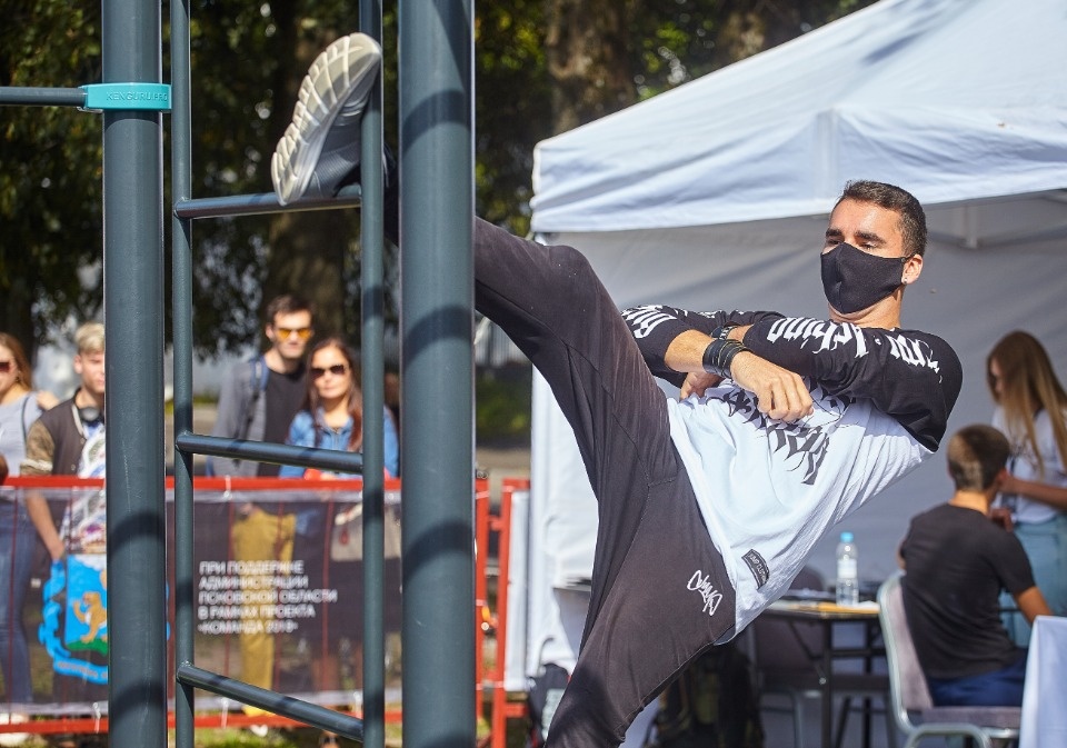 Воркаут объединил в Пскове атлетов со всего мира