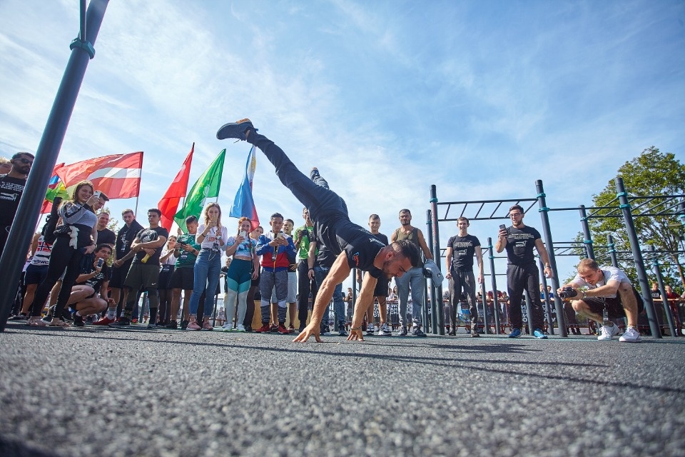 Воркаут объединил в Пскове атлетов со всего мира