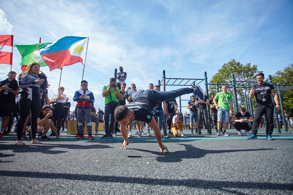 Воркаут объединил в Пскове атлетов со всего мира