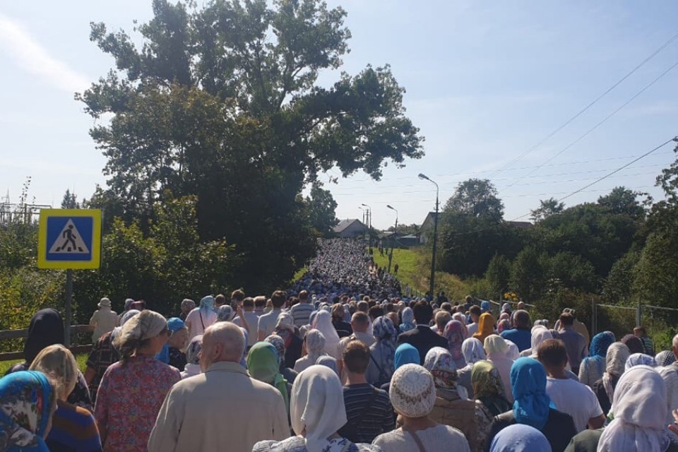 Крестным ходом с иконой Успения Божией Матери прошли тысячи верующих в Печорах (ФОТО)