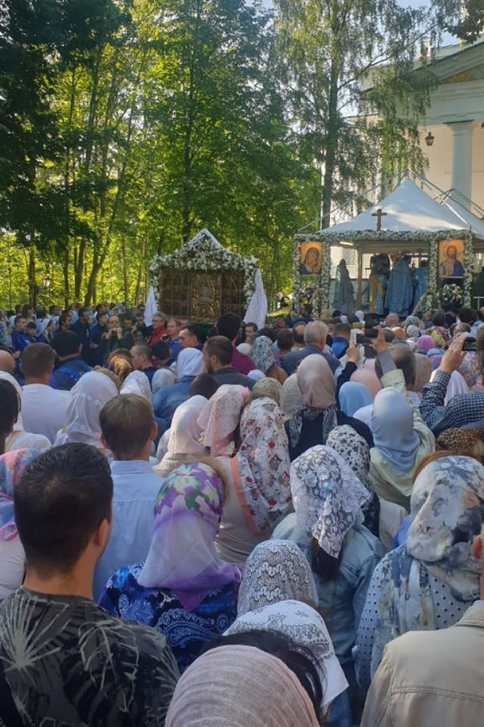 Крестным ходом с иконой Успения Божией Матери прошли тысячи верующих в Печорах (ФОТО)