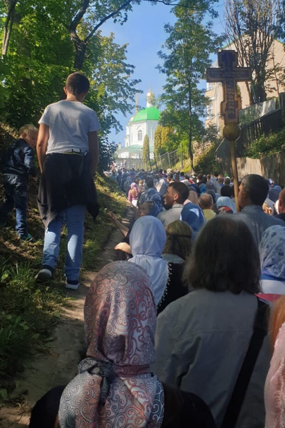 Крестным ходом с иконой Успения Божией Матери прошли тысячи верующих в Печорах (ФОТО)