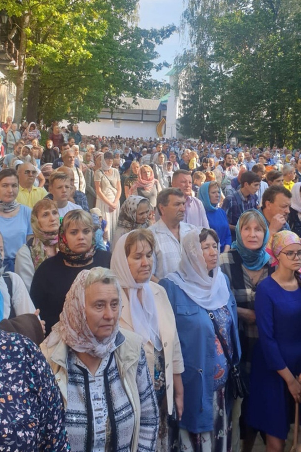 Крестным ходом с иконой Успения Божией Матери прошли тысячи верующих в Печорах (ФОТО)