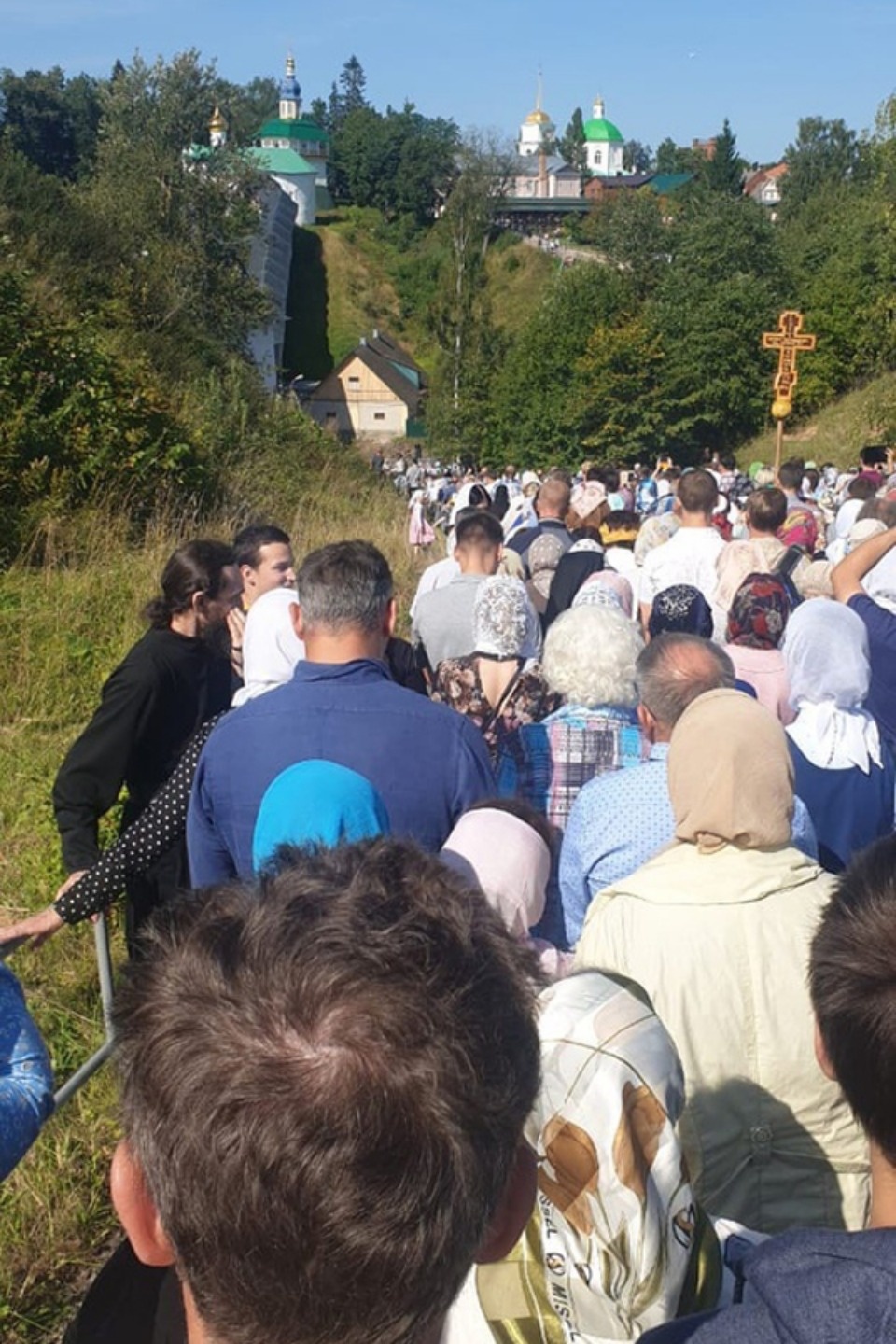Крестным ходом с иконой Успения Божией Матери прошли тысячи верующих в Печорах (ФОТО)