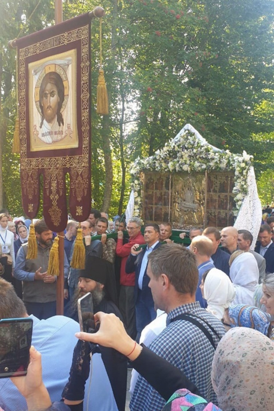 Крестным ходом с иконой Успения Божией Матери прошли тысячи верующих в Печорах (ФОТО)