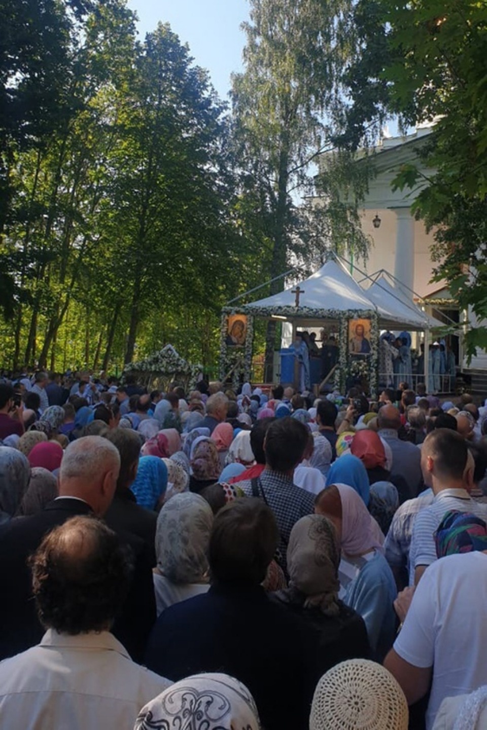 Крестным ходом с иконой Успения Божией Матери прошли тысячи верующих в Печорах (ФОТО)
