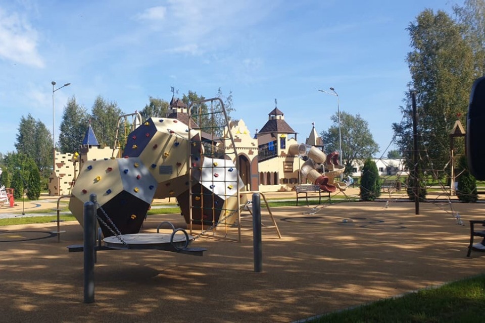 «Такой я даже в Москве не видел!»: в Печорах открыли уникальную детскую площадку (ФОТО)