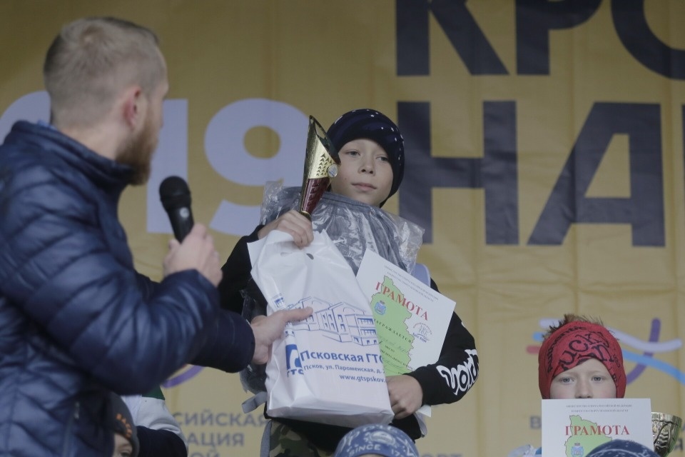 Приставку подарю дедушке