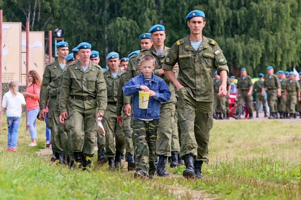 Десантники показали псковичам чем вооружены и как экипированы Десантники показали псковичам чем вооружены и как экипированы