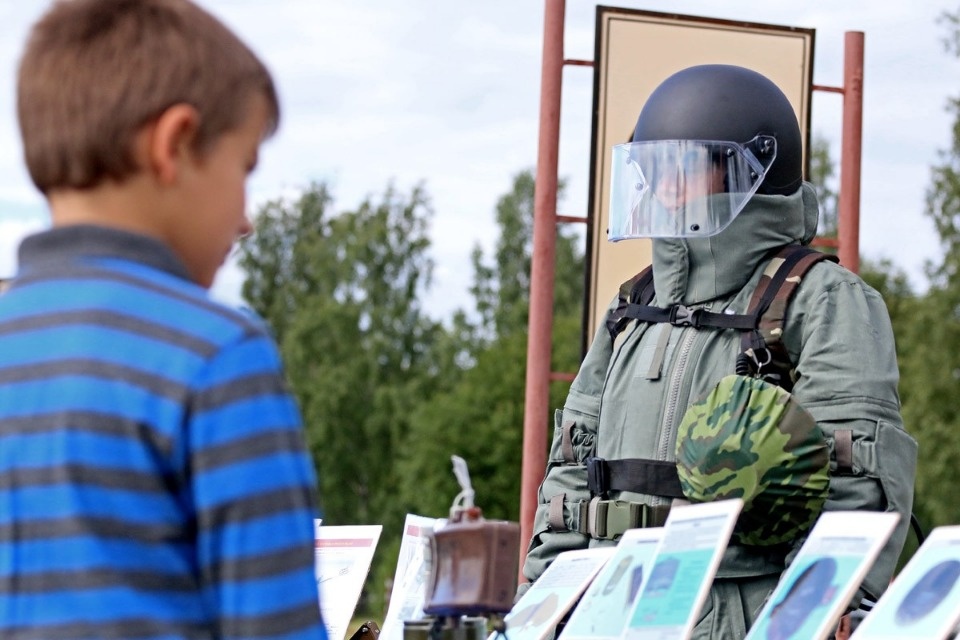 Десантники показали псковичам чем вооружены и как экипированы Десантники показали псковичам чем вооружены и как экипированы