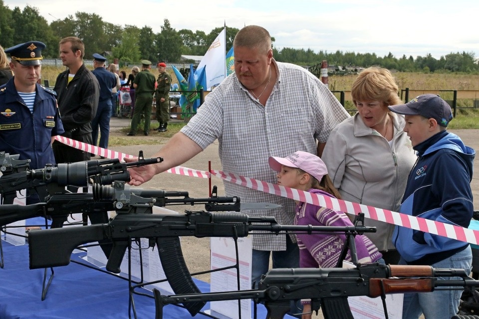 Десантники показали псковичам чем вооружены и как экипированы Десантники показали псковичам чем вооружены и как экипированы