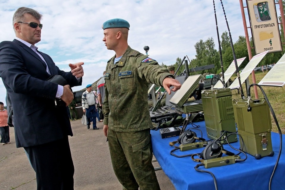 Десантники показали псковичам чем вооружены и как экипированы Десантники показали псковичам чем вооружены и как экипированы
